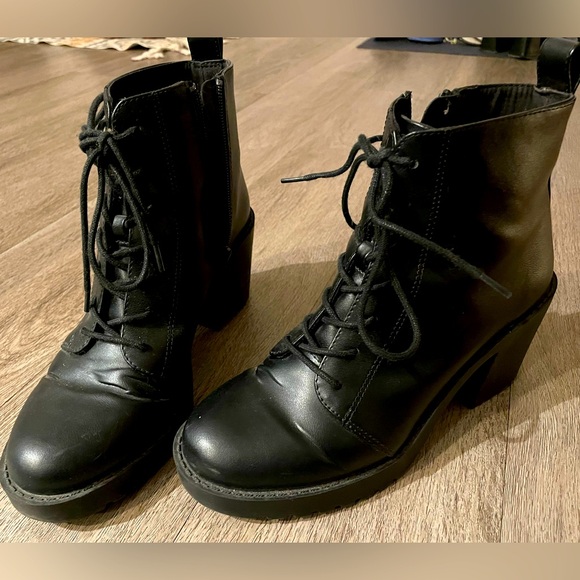 High-heeled boots - Picture 1 of 6